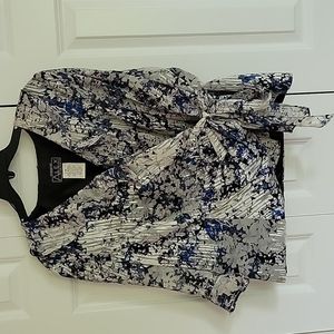 Alex top ruffles on collar/sleeves.  Size 1x.